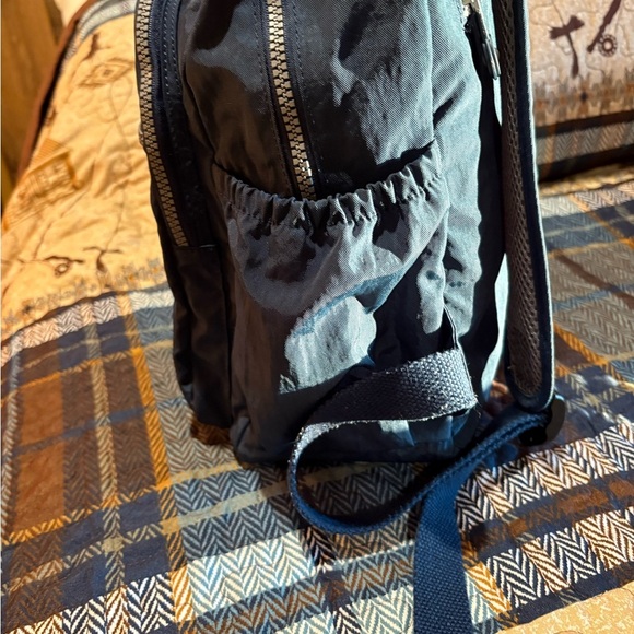 "Kaierwoke" backpack with silver zippers and a circular logo on the front - Picture 3 of 12